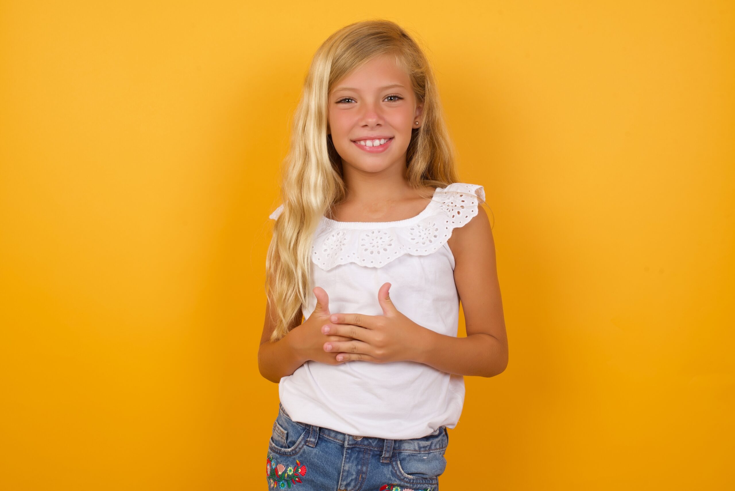 Meisje dat heeft gewerkt aan zelfvertrouwen en sociale weerbaarheid